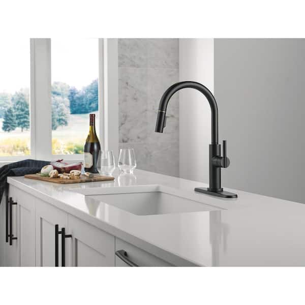 Delta Nicoli Single Handle Pull Down Sprayer Kitchen Faucet in