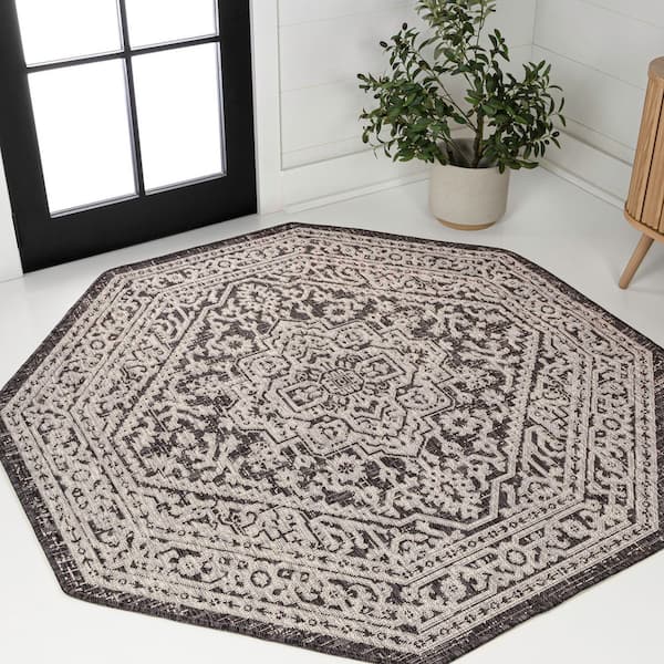 Sinjuri Medallion Textured Weave Gray/Black 5 ft. Octagon Indoor/Outdoor Area Rug