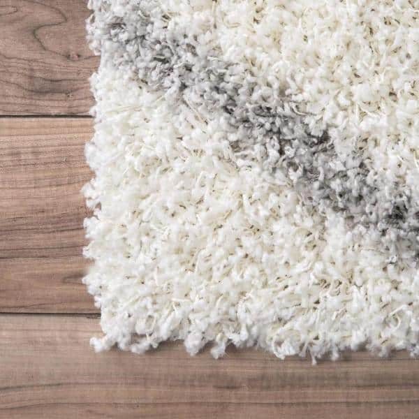 https://images.thdstatic.com/productImages/86f5f226-7310-4373-a9fe-50db98935d8b/svn/white-nuloom-area-rugs-ozez04a-92012-77_600.jpg