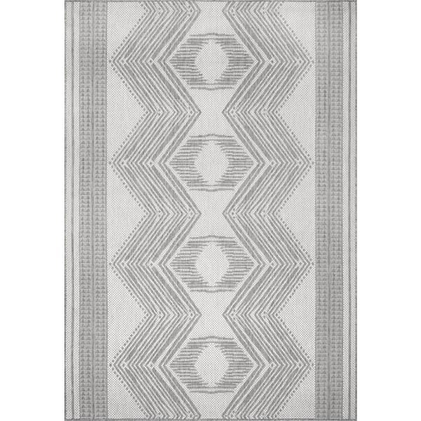 https://images.thdstatic.com/productImages/87230def-9b2b-4fd6-8707-1e61b3064974/svn/light-grey-nuloom-area-rugs-gbcb01b-3605-64_600.jpg