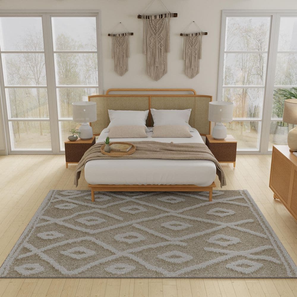 Gray Diamond Pattern 8' x 10' Synthetic Area Rug