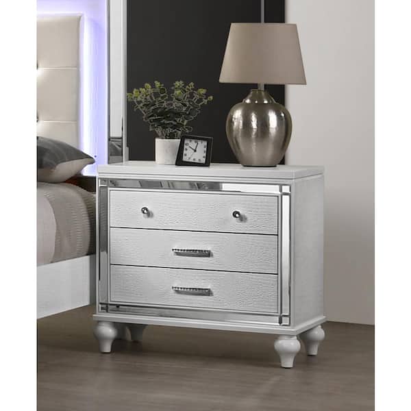 NEW CLASSIC HOME FURNISHINGS New Classic Furniture Valentino White 3-drawer Nightstand
