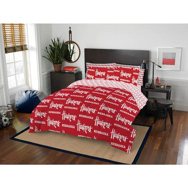 THE NORTHWEST GROUP 7-Pieces Multi-Color NCAA Rotary Nebraska Polyester Queen Bed in Bag Set