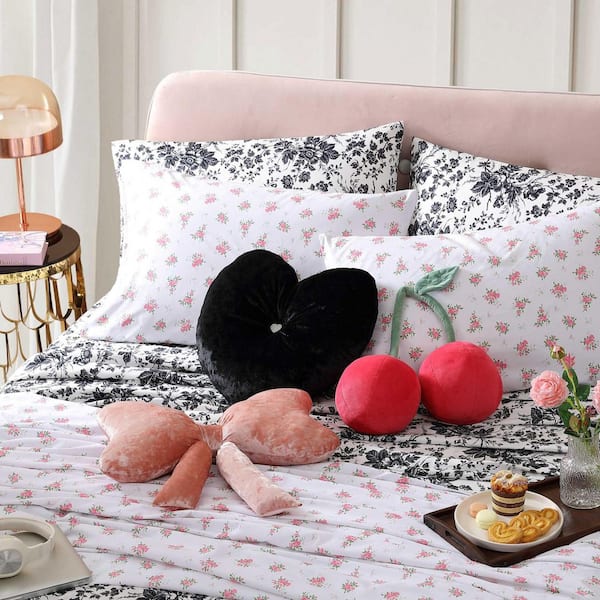 BETSEY JOHNSON Velvet Heart Black 1-Piece Plush Fleece Decorative