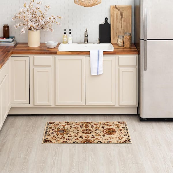 Holbrook Vanilla 2 ft. 2 in. x 3 ft. 9 in. Traditional Washable Indoor Scatter Rug