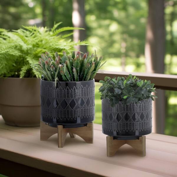 Liv & Skye 10 in. Black/Gray Ceramic Aztec Planter with Bamboo Wood Stand  (2-Pack) 15036-10