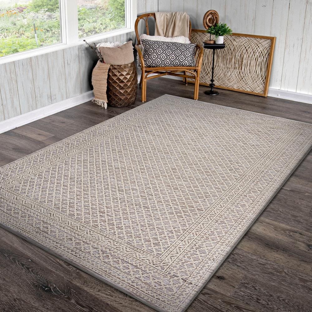 Reversible Geometric Trellis 5' x 7' Indoor/Outdoor Synthetic Rug