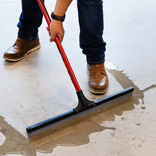 https://images.thdstatic.com/productImages/886b5297-99c7-4184-8358-e931a7682468/svn/libman-floor-squeegees-515-31_600.jpg