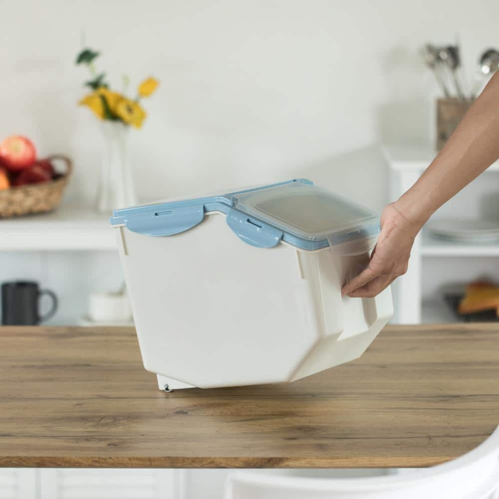Clear BPA-Free Plastic Food Storage Containers Set with Measuring Cup and Wheels