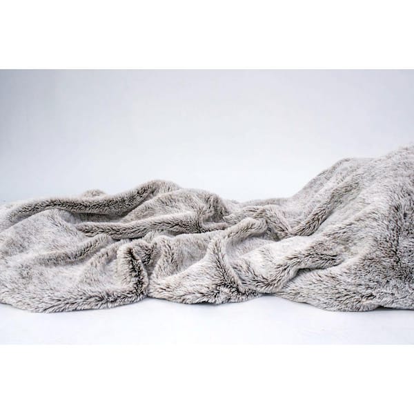 https://images.thdstatic.com/productImages/888fc982-f10a-4058-9a84-28000c7e7d2f/svn/grey-ac-pacific-throw-blankets-comfort-grey-fur-4f_600.jpg