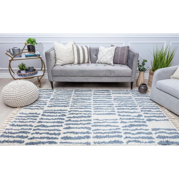 Bennett Winter's Eve 2'6"x4' Modern Area Rug