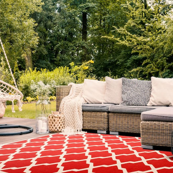 Courtyard Red/Bone 8 ft. x 8 ft. Round Geometric Indoor/Outdoor Patio  Area Rug
