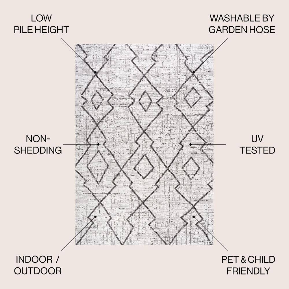 Reversible Black Trellis Synthetic Indoor/Outdoor Rug