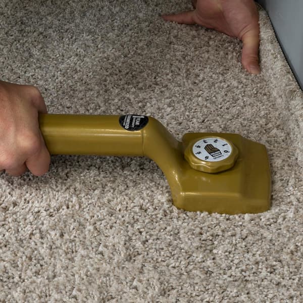A carpet kicker that does not use your knee