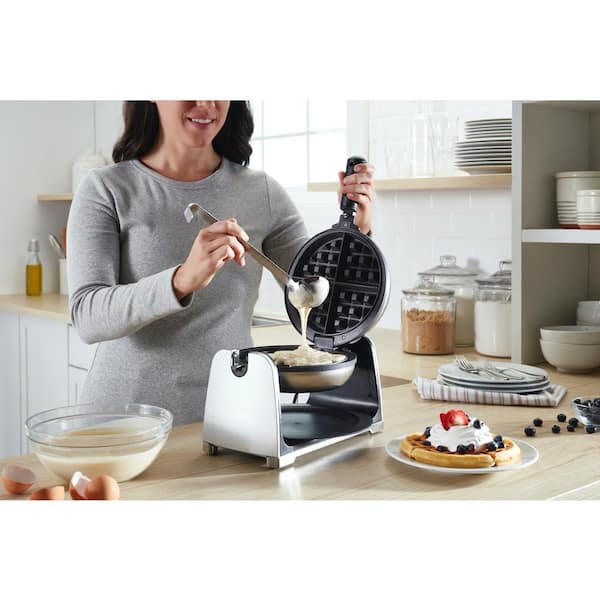 https://images.thdstatic.com/productImages/8975b23f-bbe8-4b1f-a739-6a82aaf76df0/svn/black-stainless-oster-waffle-makers-2109990-4f_600.jpg