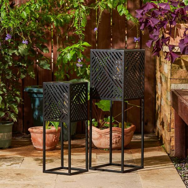Glitzhome 23.75 in. H Black Metal Stripes Geometric Solar