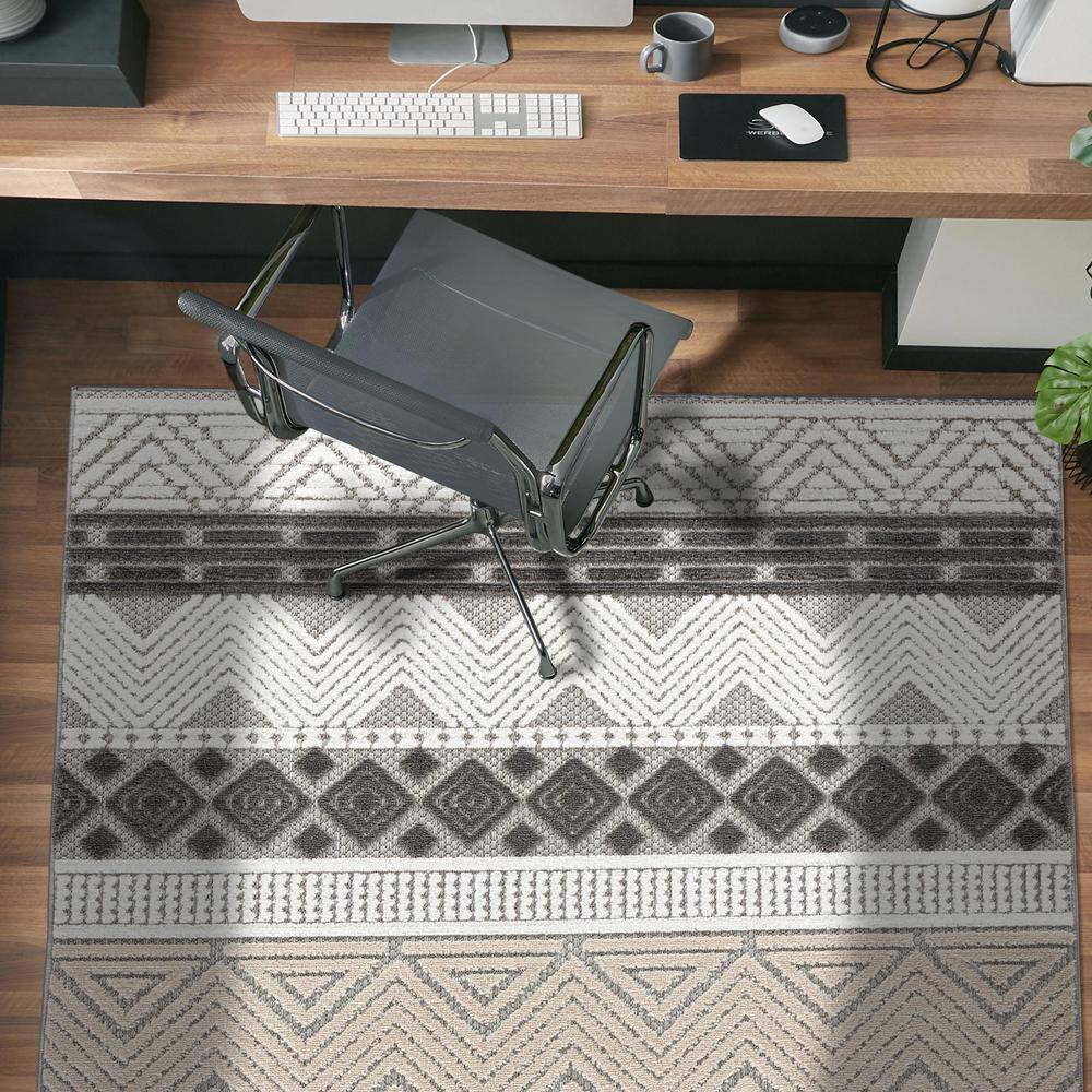 Gray Geometric 5' x 7' Indoor/Outdoor Area Rug