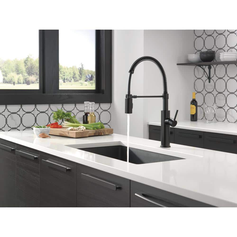 Matte Black Brass Pull-Down Kitchen Faucet with Magnetic Docking