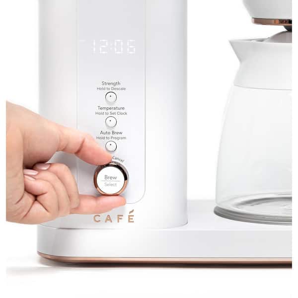 https://images.thdstatic.com/productImages/8adaa92f-4c0d-4fce-9e51-4f8774a23df5/svn/matte-white-cafe-drip-coffee-makers-c7cdabs4rw3-a0_600.jpg