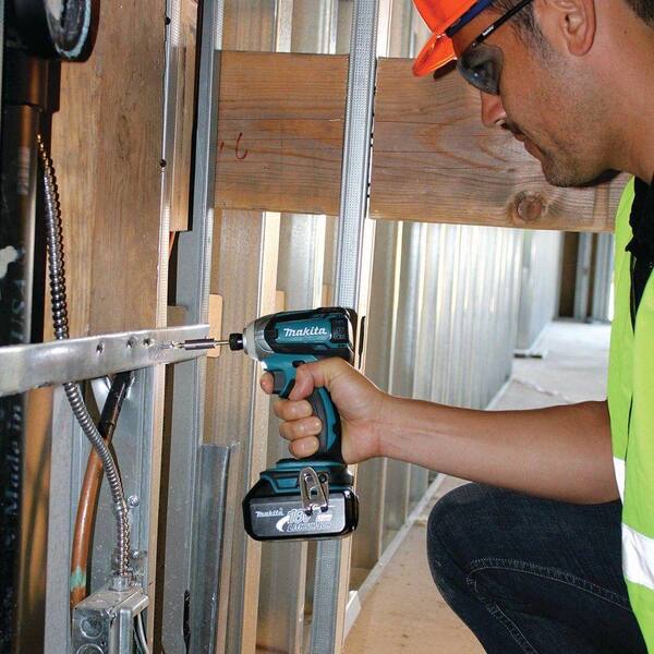 Makita - 18-Volt LXT Lithium-Ion Brushless Cordless 3-Speed Impact Driver Kit