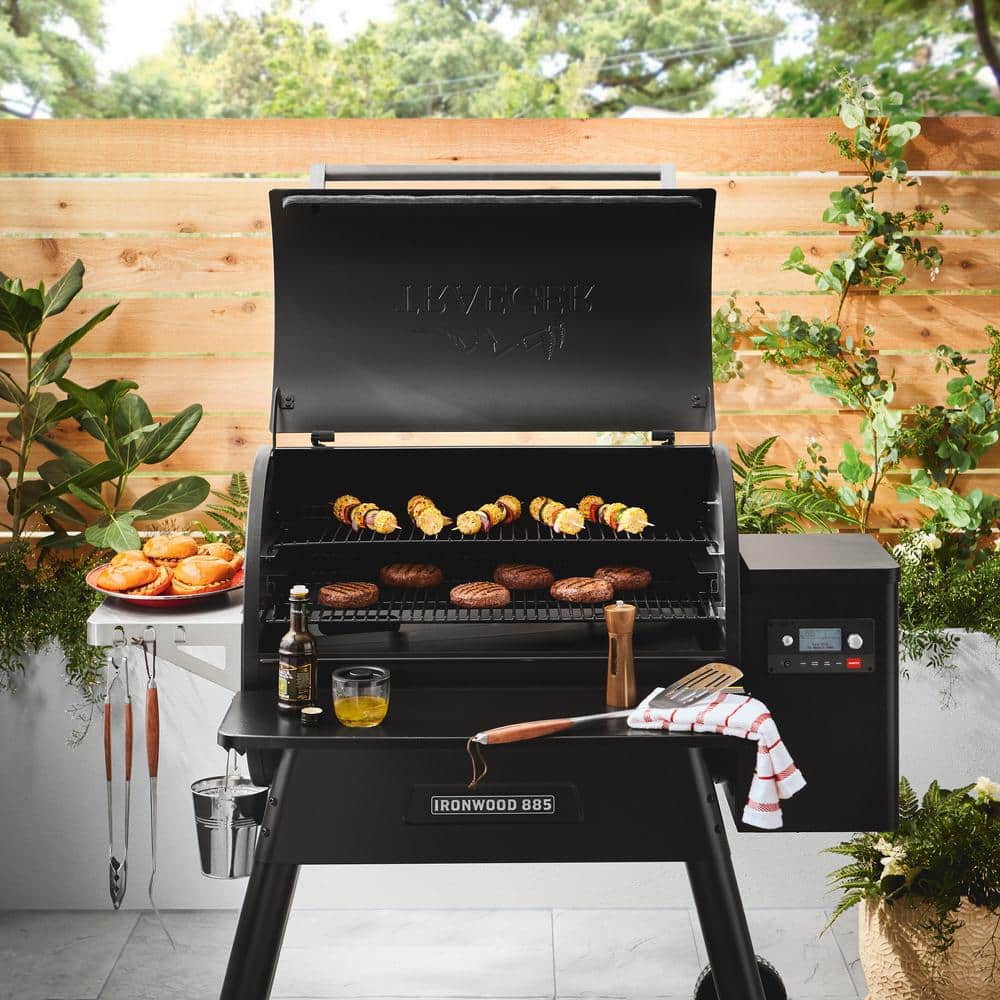 Ironwood 885 Smart Black Pellet Grill with Super Smoke Mode