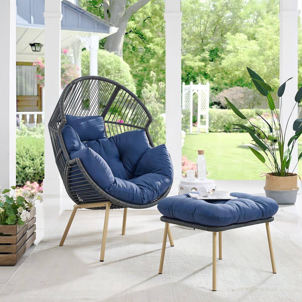 HUMMUH Corina Dark Gray Wicker Outdoor Lounge Chair With Blue Cushions ...