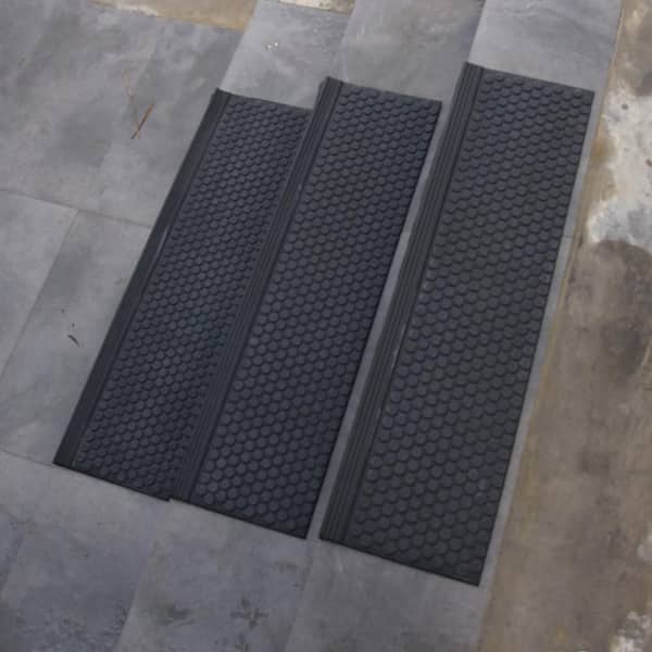 https://images.thdstatic.com/productImages/8b742855-64a4-4c02-affa-1b1f896a85ab/svn/grit-black-rubber-cal-stair-tread-covers-10-104-016-6pk-44_600.jpg