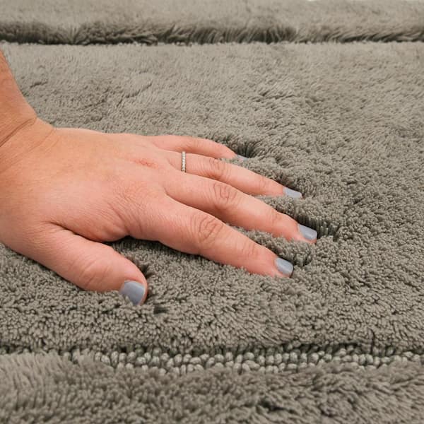 https://images.thdstatic.com/productImages/8b7ff32d-67a3-465a-bebb-5df1e5925332/svn/silver-mohawk-home-bathroom-rugs-bath-mats-100538-40_600.jpg