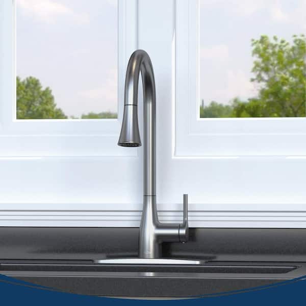Classic Series Single-Handle Pull-Down Sprayer Kitchen Faucet in Champagne Gold