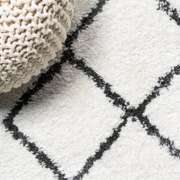 Beni Mini White Shag Rug with Black Diamond Pattern - 3'2 x 3'4