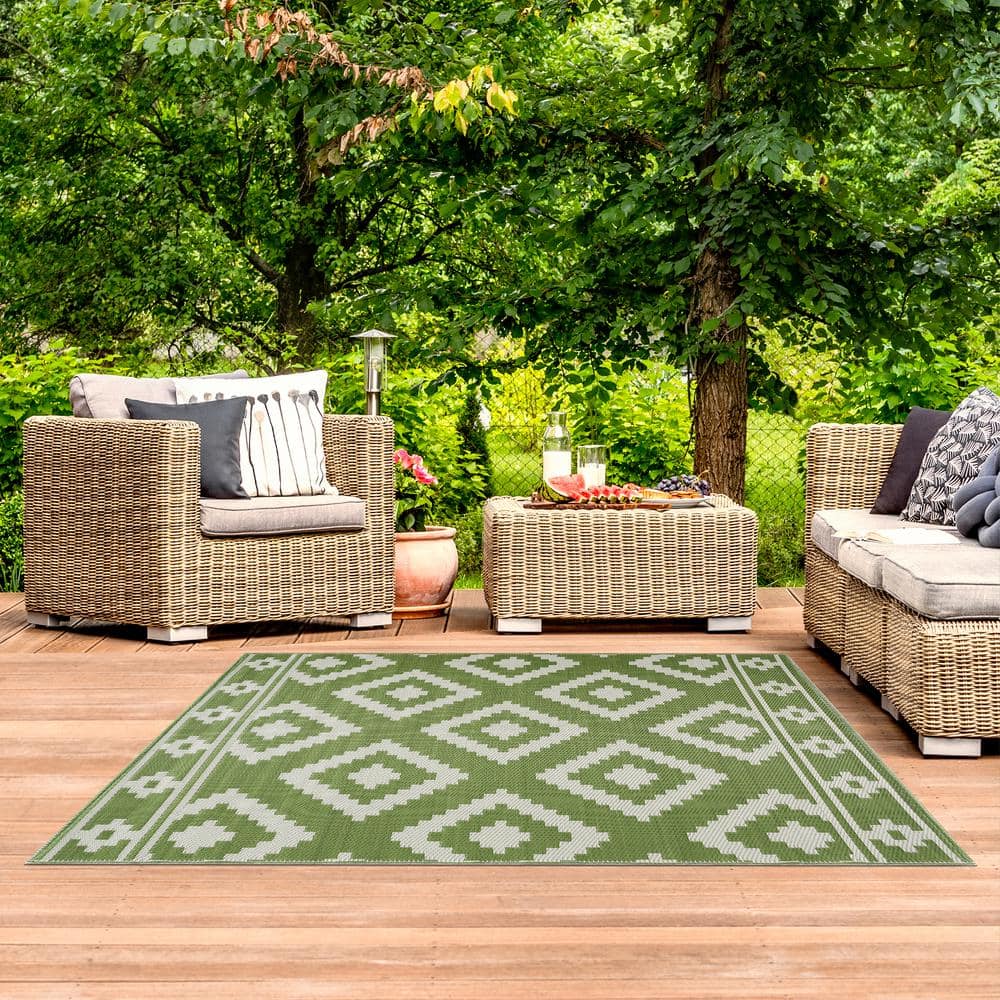 Milan Green and Crème Reversible Synthetic Outdoor Rug 5' x 7'