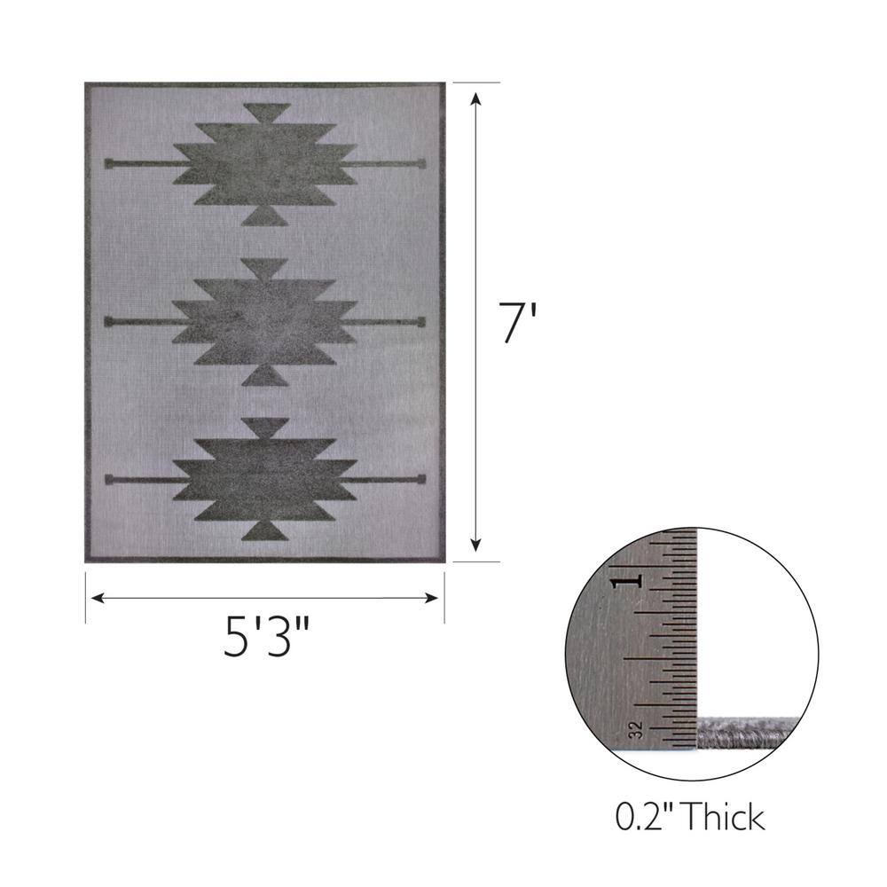Gray Southwestern Pattern Stain-Resistant Indoor/Outdoor Rug 5'3"x7'