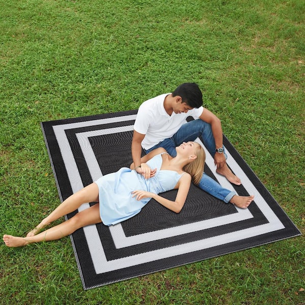 https://images.thdstatic.com/productImages/8ccb916f-d2f6-4601-88e4-142e381c0d02/svn/black-white-outdoor-rugs-ply-prs-b-w-5x7-e1_600.jpg
