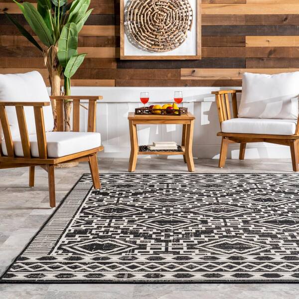 https://images.thdstatic.com/productImages/8ce456e6-acd9-50e0-87b4-27404ba87154/svn/black-nuloom-area-rugs-gbcb42e-6709-31_600.jpg