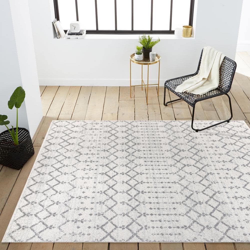 Ivory and Gray Diamond-Patterned 3' x 5' Synthetic Area Rug