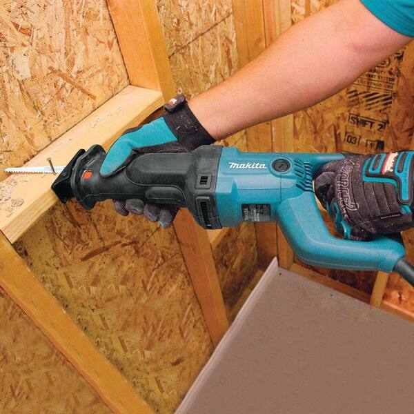 Makita - 11 Amp Corded Variable Speed Reciprocating Saw with Wood Cutting Blade, Metal Cutting Blade and Hard Case