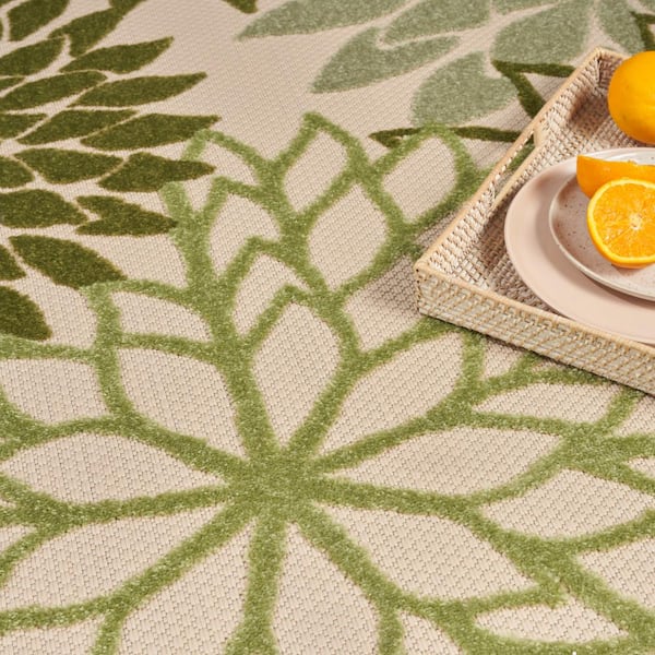 4' X 6' Green And Ivory Floral Indoor Outdoor Area Rug 4' X 6' Green And Ivory Floral Indoor Outdoor Area Rug