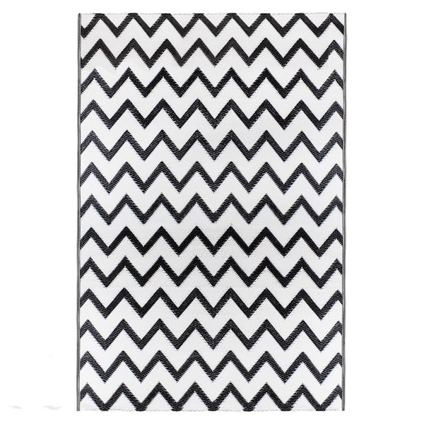 Black and White 4 x 6 ft. Chevron Polypropylene Indoor/Outdoor Area Rug