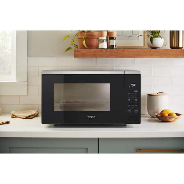 https://images.thdstatic.com/productImages/8d8994e2-8fca-47d0-8903-6cad408b0b9c/svn/white-whirlpool-countertop-microwaves-wmcs7024pw-31_600.jpg