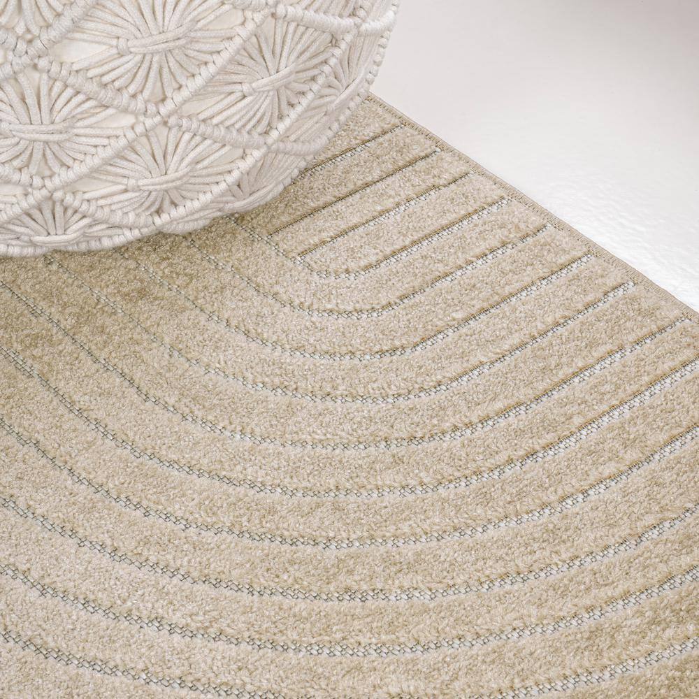 Beige and Cream Geometric High-Low Indoor/Outdoor Area Rug 5 x 8