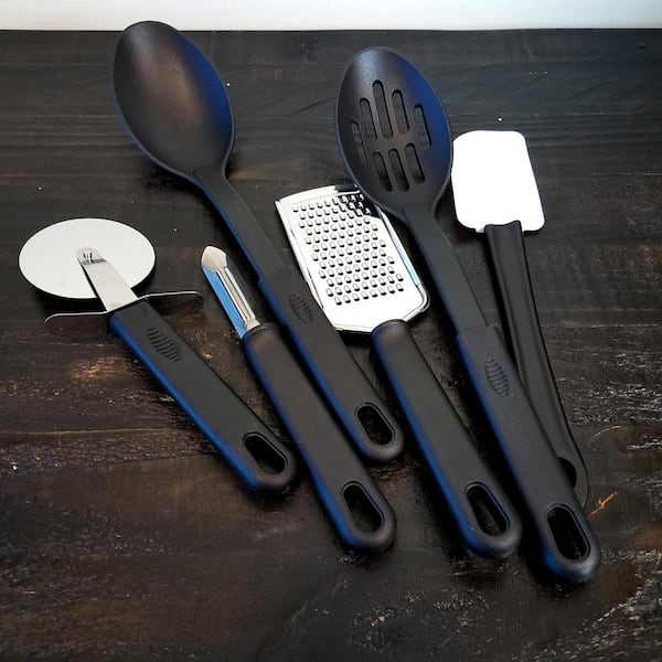 https://images.thdstatic.com/productImages/8e70f5be-cd3e-4ee7-8f62-402e74d6e25d/svn/black-gibson-home-kitchen-utensil-sets-98586815m-4f_600.jpg