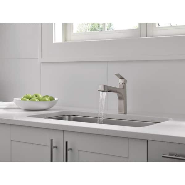 Peerless Xander Single-Handle Pull-Out Sprayer Kitchen Faucet in