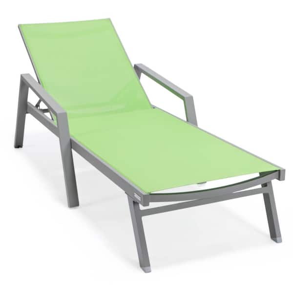 Leisuremod Marlin Modern Grey Aluminum Outdoor Chaise Lounge Chair With Arms and Fire Pit Table (Green)