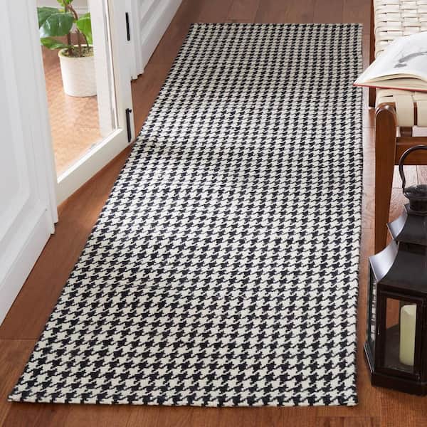 Marbella Black/Ivory 2 ft. x 9 ft. Houndstooth Runner Rug