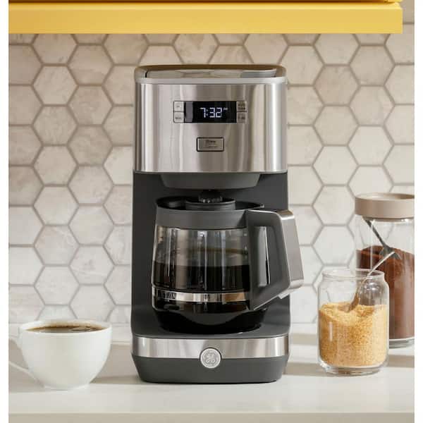 https://images.thdstatic.com/productImages/8f4783ae-95b6-46eb-a4db-40171ecba7e6/svn/stainless-steel-ge-drip-coffee-makers-g7cdaasspss-40_600.jpg