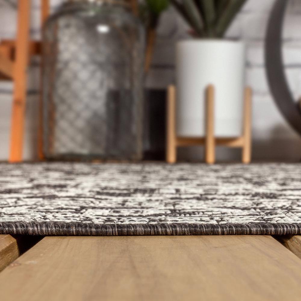 Sinjuri Medallion 5' Square Gray Synthetic Indoor/Outdoor Rug