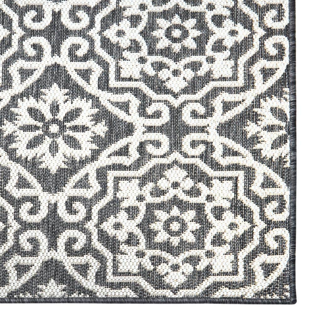 Danica Medallion Black & Gray Synthetic Indoor/Outdoor Rug - 3'11"x5'2"