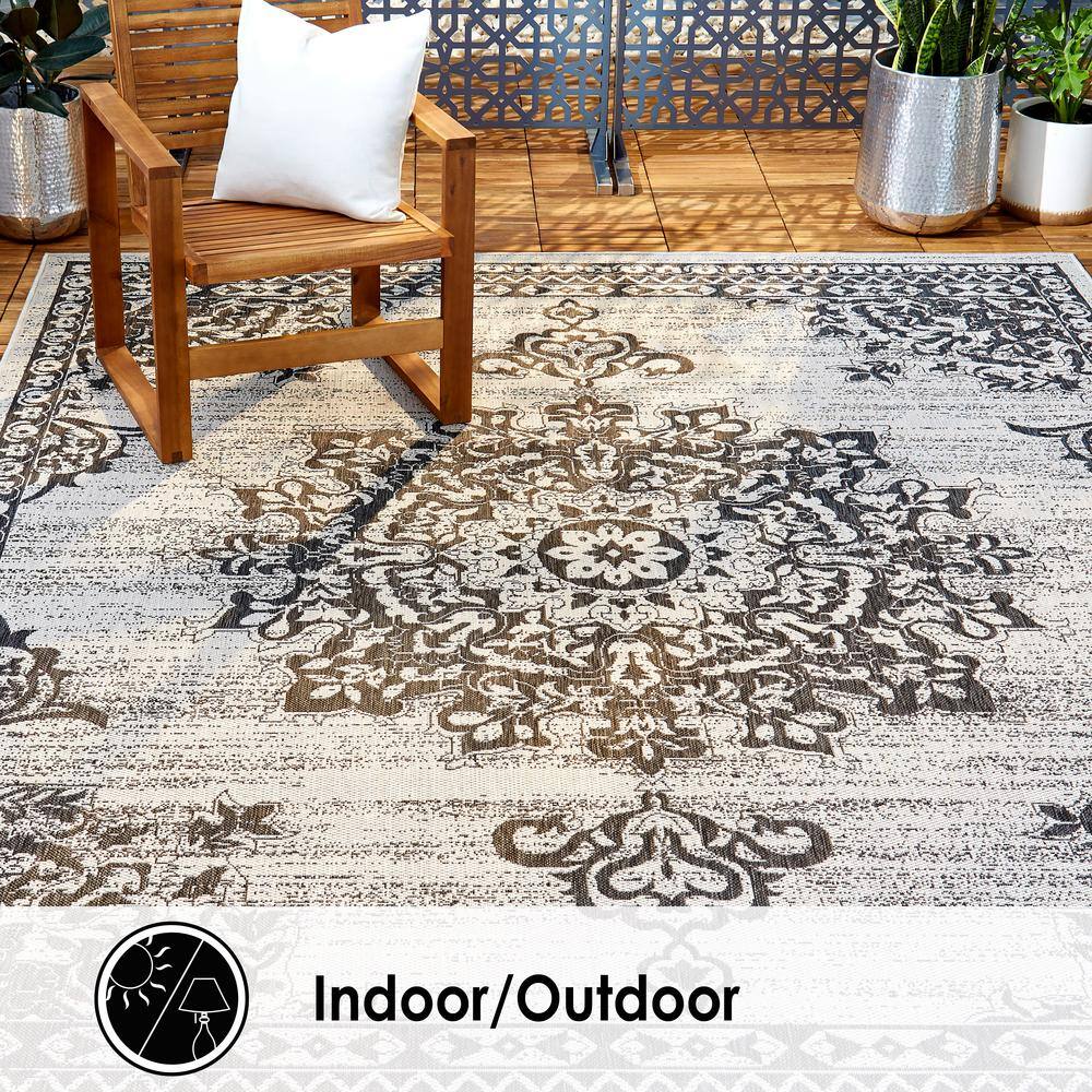 Nicole Miller Grey and Black Medallion Indoor/Outdoor Rug