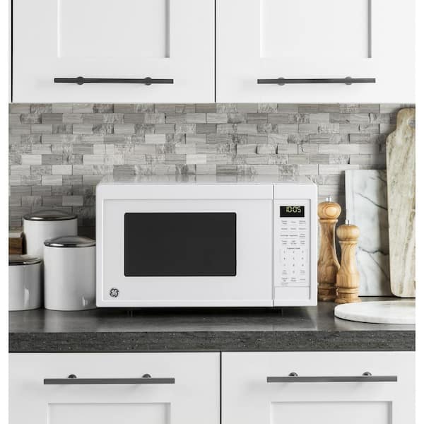 https://images.thdstatic.com/productImages/8ff8a6b4-14df-4c92-9b9d-1f1997918be0/svn/white-ge-countertop-microwaves-jes1095dmww-31_600.jpg