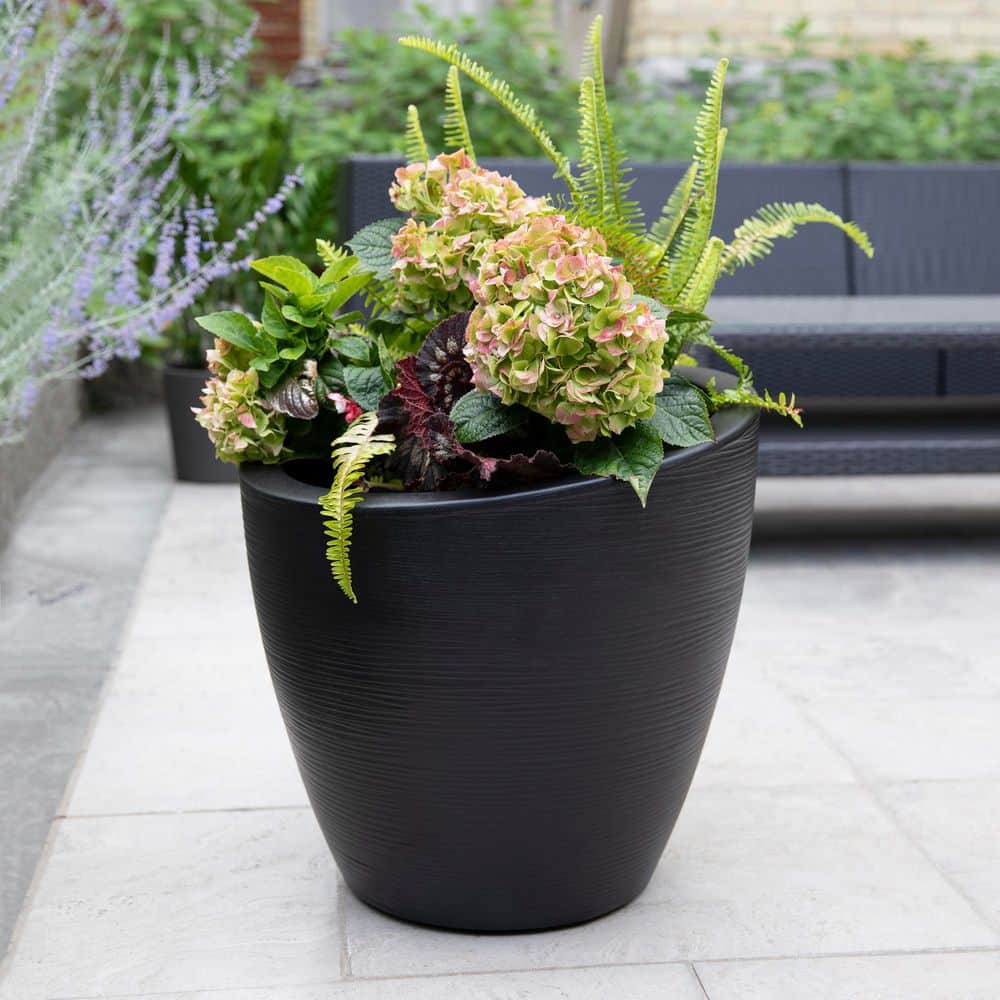 Modesto 20" European Flair Black Polyethylene Planter